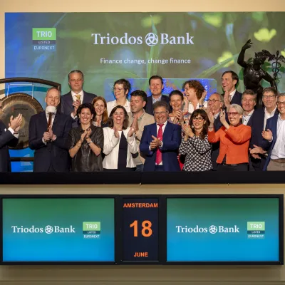 Marcel Zuidam, CEO of Triodos Bank, sounds the gong to celebrate the listing of Triodos Bank