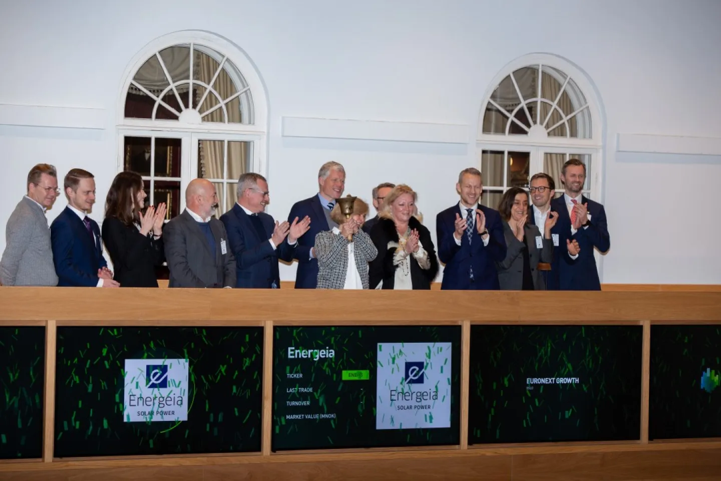 Dobrila Matanovic, Head of Accounting at Energeia, rang the bell this morning to celebrate the company’s admission to Euronext Growth Oslo. They were welcomed by Eirik Høiby Ausland, Head of Nordic Listing at Oslo Børs (Photo: Chris Fey/ NTB)