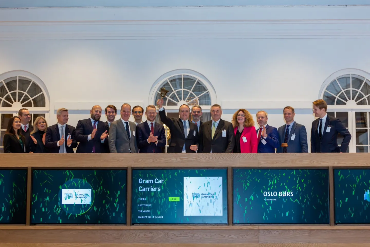 Caption: Georg A. Whist, CEO of Gram Car Carriers, rang the bell this morning to celebrate the company’s listing on the Oslo Børs main market. They were welcomed by Eirik Høiby Ausland, Head of Listing Nordics at Oslo Børs (Photo: Chris Fey/ NTB).