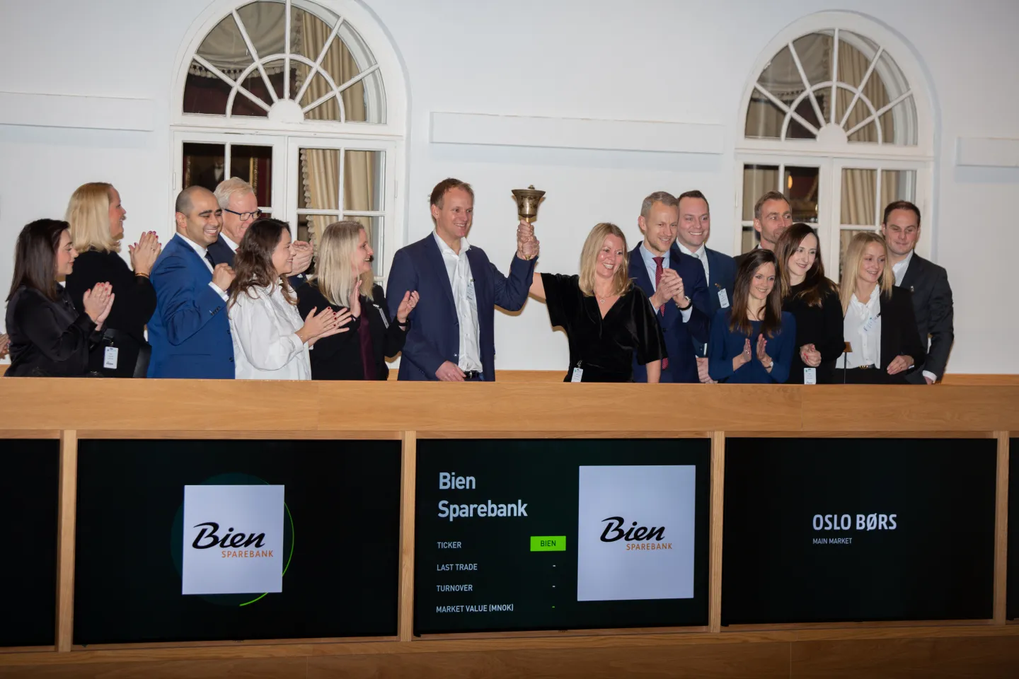 Lena Jørundland, CEO of Bien Sparebank, and Bendick Falch-Koslung, Chair of the Board, rang the bell this morning to celebrate the company’s listing on the Oslo Børs main market. They were welcomed by Eirik Høiby Ausland, Head of Nordic Listing at Oslo Børs (Photo: Chris Fey/ NTB)