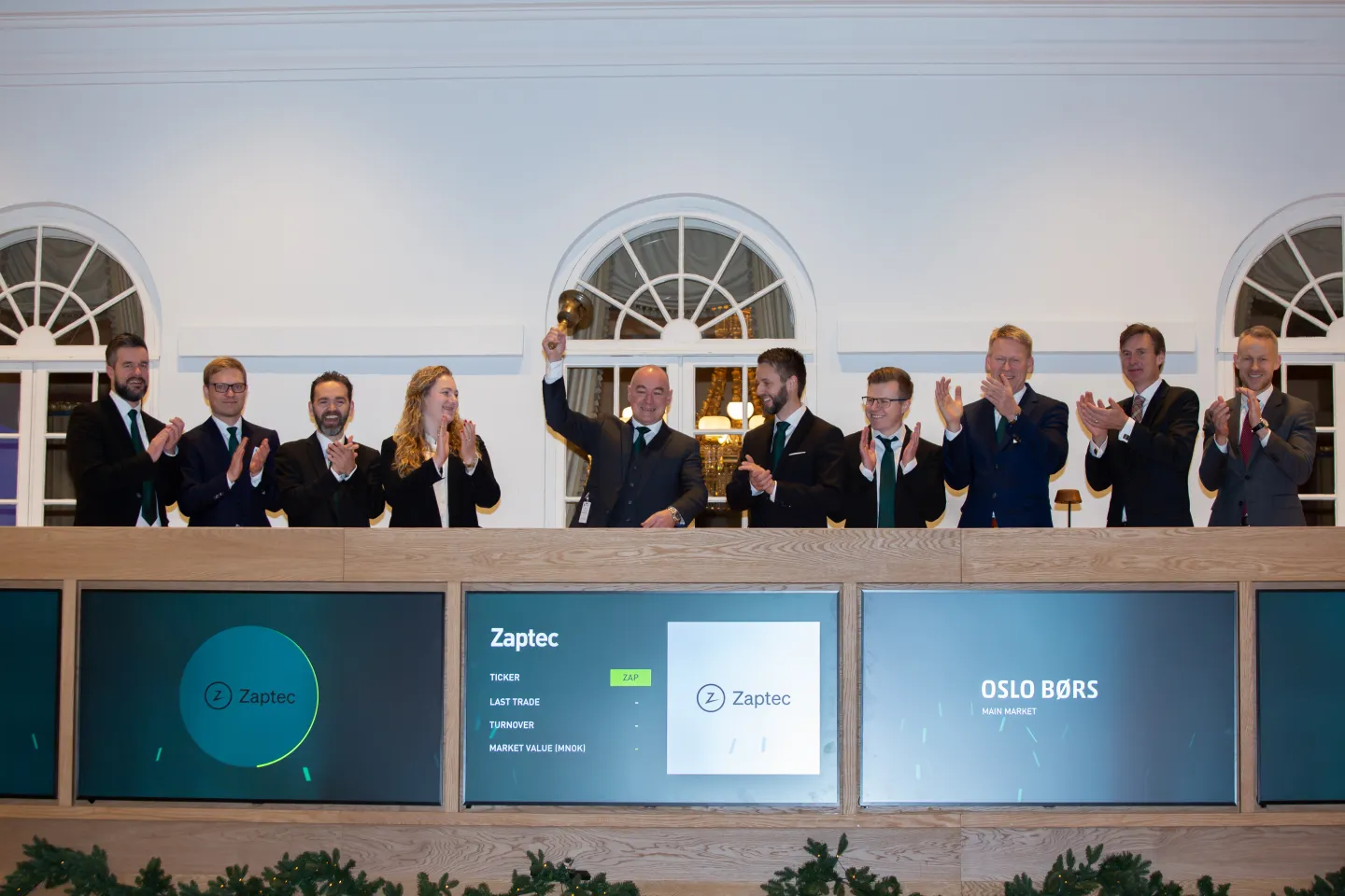 Caption: Peter Bardenfleth-Hansen, CEO of Zaptec, rang the bell this morning to celebrate the company’s listing on the Oslo Børs main market. They were welcomed by Øivind Amundsen, CEO and President of Oslo Børs (Photo: Chris Fey/ NTB).