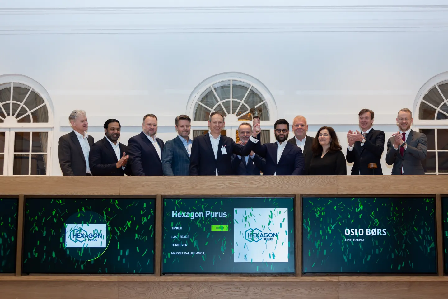 Morten Holum, CEO of Hexagon Purus, and Salman Alam, CFO, rang the bell this morning to celebrate the company’s transfer to the Oslo Børs main market. They were welcomed by Øivind Amundsen, CEO of Oslo Børs (Photo: Chris Fey/ NTB).