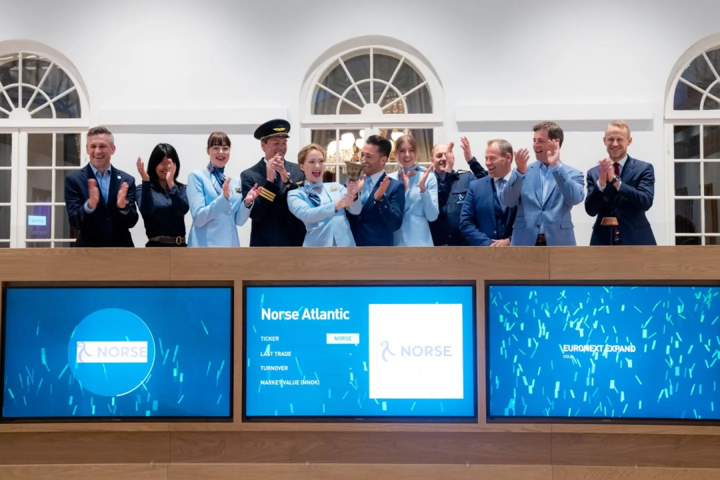 The management team and cabin crew from Norse Atlantic was represented at Oslo Børs to celebrate the company’s transfer from Euronext Growth Oslo to Euronext Expand Oslo. They were welcomed by Eirik Høiby Ausland, Head of Listing Nordics. (Photo: Thomas Brun/ NTB)