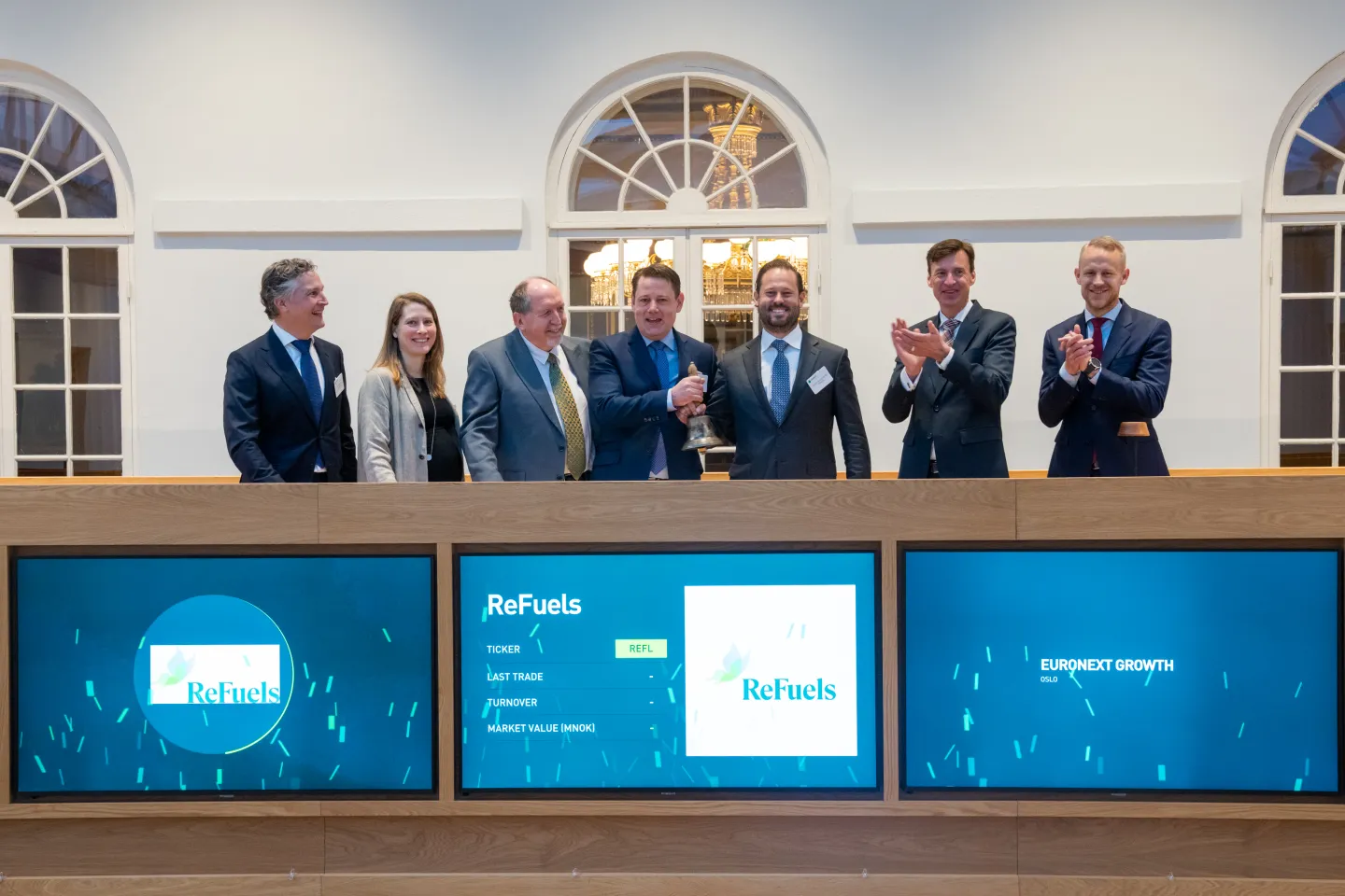Philip Fjeld, CEO at ReFuels, and Baden Gowrie-Smith, CFO at ReFuels, rang the bell this morning to celebrate the company’s listing on Euronext Growth Oslo. They were welcomed by Øivind Amundsen, CEO at Oslo Børs (Photo: Thomas Brun/ NTB).