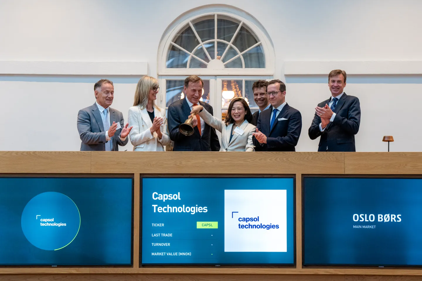 Wendy Lam, CEO of Capsol Technologies, rang the bell this morning to celebrate the transfer and the first day of trading on Euronext Oslo Børs. The company was welcomed by Øivind Amundsen, CEO, and Eirik Høiby Ausland, Head of Listing at Euronext Oslo Børs. (Photo: Thomas Brun | NTB)