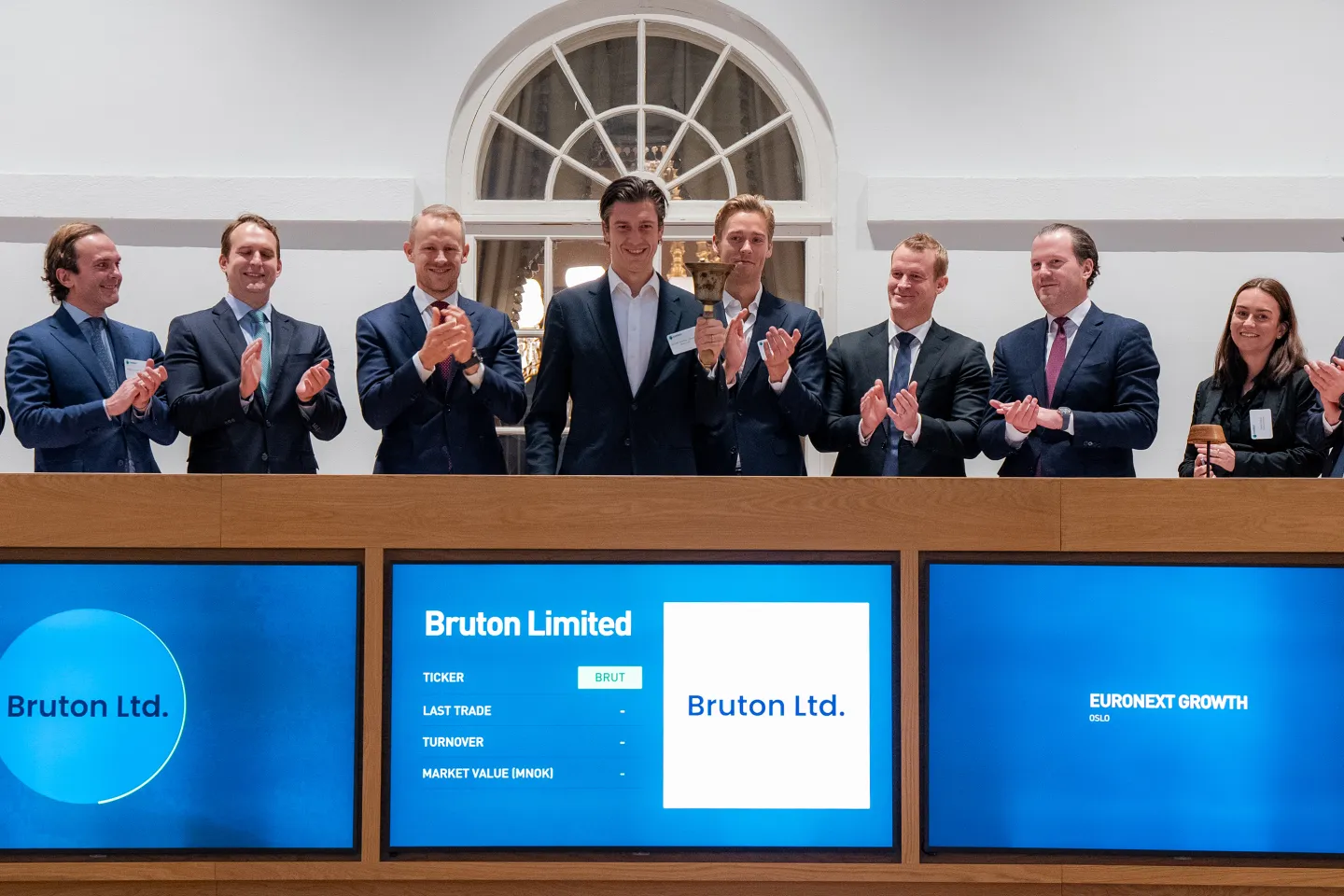 Gunnar Eliassen, CEO of Bruton Limited, rang the bell today to celebrate the company’s listing on Euronext Growth Oslo. The company was welcomed by Eirik Høiby Ausland, Head of Listings Nordics, Euronext. (Photo: Thomas Brun | NTB)