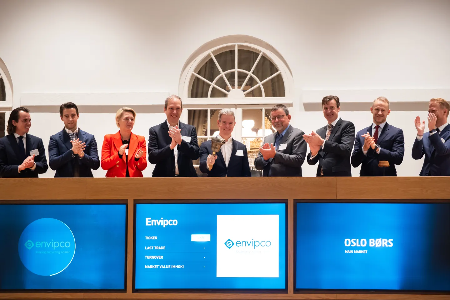 Mikael Clement, CSO of Envipco, rang the bell today together with the CEO Simon Bolton and other colleagues, to celebrate the company’s listing on Euronext Oslo Børs. The company was welcomed by Øivind Amundsen, CEO of Euronext Oslo Børs. (Photo: Petter Berntsen | NTB).