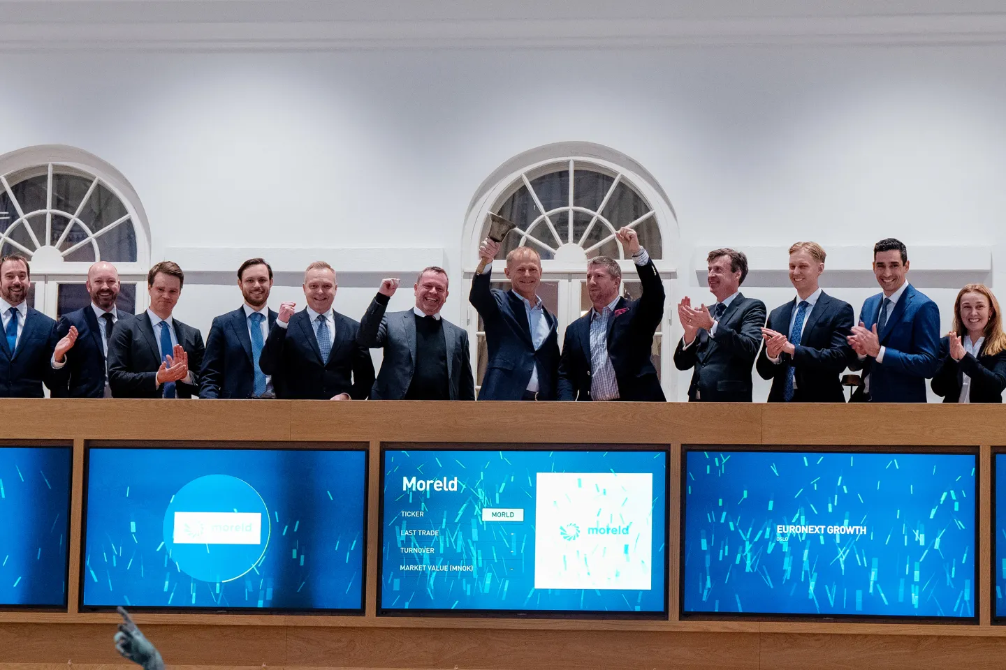 Geir Austigard, CEO of Moreld, and his team rang the bell last week when they visited Euronext Oslo Børs. The company was welcomed by Øivind Amundsen, CEO of Euronext Oslo Børs and Eirik Høiby Ausland, Head of Listings Nordics in Euronext. (Photo: Thomas Brun | NTB).
