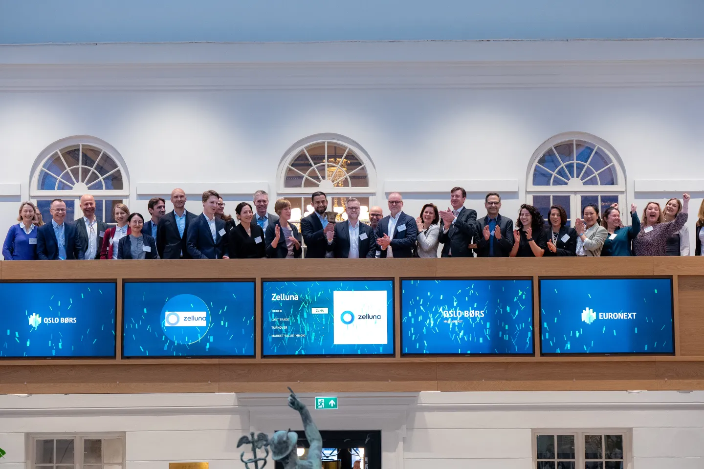 : Namir Hassan, CEO of Zelluna, and Anders Tuv, Chair of the Board, rang the bell during a ceremony this morning to celebrate Zellunas first day of trading. The company was welcomed by Øivind Amundsen, CEO of Euronext Oslo Børs. (Photo: Thomas Brun | NTB).