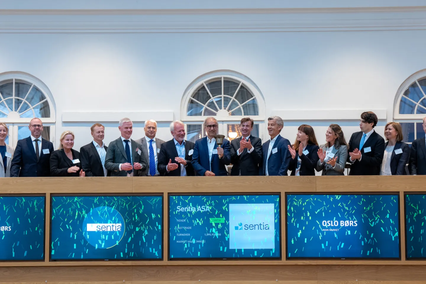 Jan Jahren, CEO of Sentia rang the bell this morning to celebrate the listing on the Euronext Oslo Børs main market. The company was welcomed by Øivind Amundsen, CEO of Euronext Oslo Børs.  (Photo: Thomas Brun | NTB).