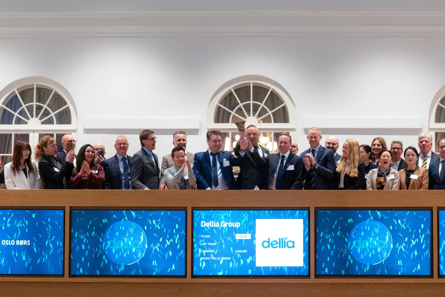 Jan Storli Eriksen, CEO of Dellia Group ASA, John Ivar Fjerdingstad, COO, and Dag Skipperud Johansen, Country Manager, rang the bell together this morning to celebrate the listing of the company on Euronext Oslo Børs. The company was welcomed by Eirik Høiby Ausland, Head of Listing Nordics in Euronext. (Photo: Fredrik Mørk Granlund| NTB)