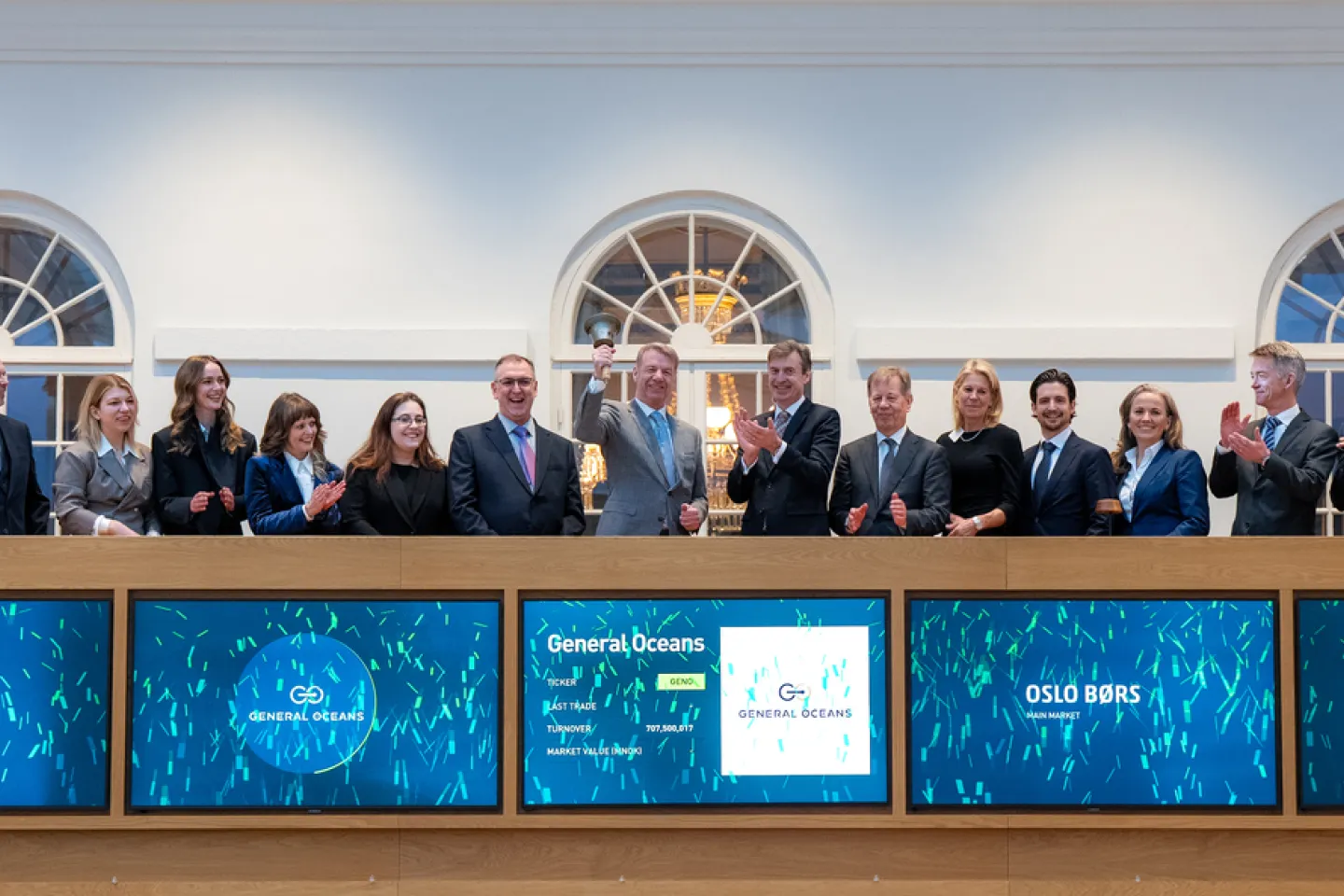 Atle Lohrmann, President and Founder of General Oceans rang the bell this morning together with colleagues to celebrate the listing of company on Euronext Oslo Børs. The company was welcomed by Øivind Amundsen, CEO of Euronext Oslo Børs. (Photo: Thomas Brun | NTB) 