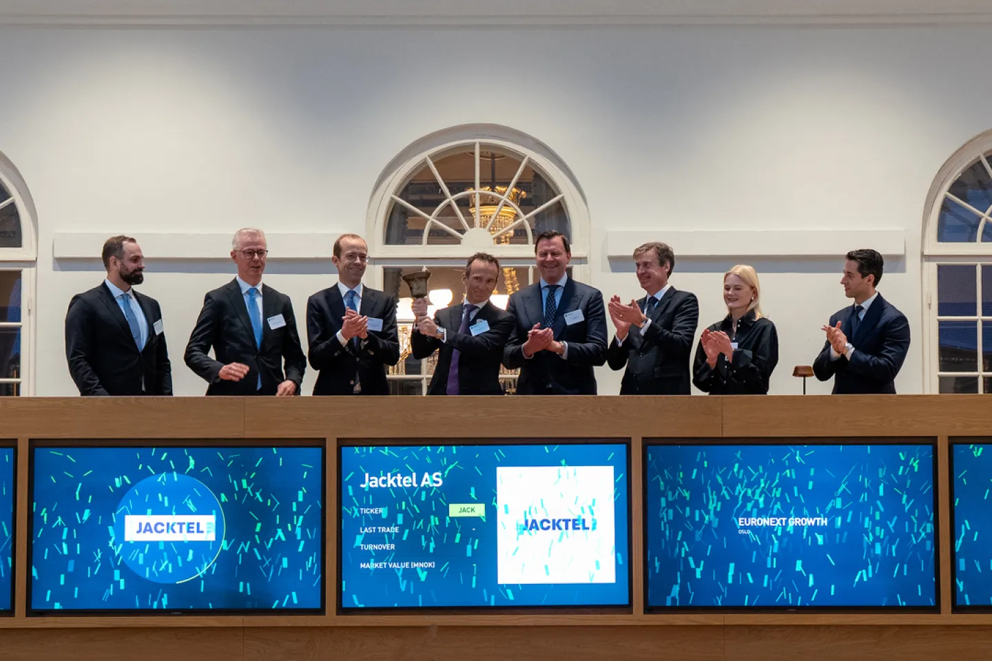 Morten Astrup, Board Member of Jacktel AS, rang the bell this morning together with Harald Thorstein, Chairman of Jacktel, to celebrate the listing of the company on Euronext Growth Oslo. The company was welcomed by Øivind Amundsen, CEO of Euronext Oslo Børs. (Photo: Thomas Brun | NTB) 