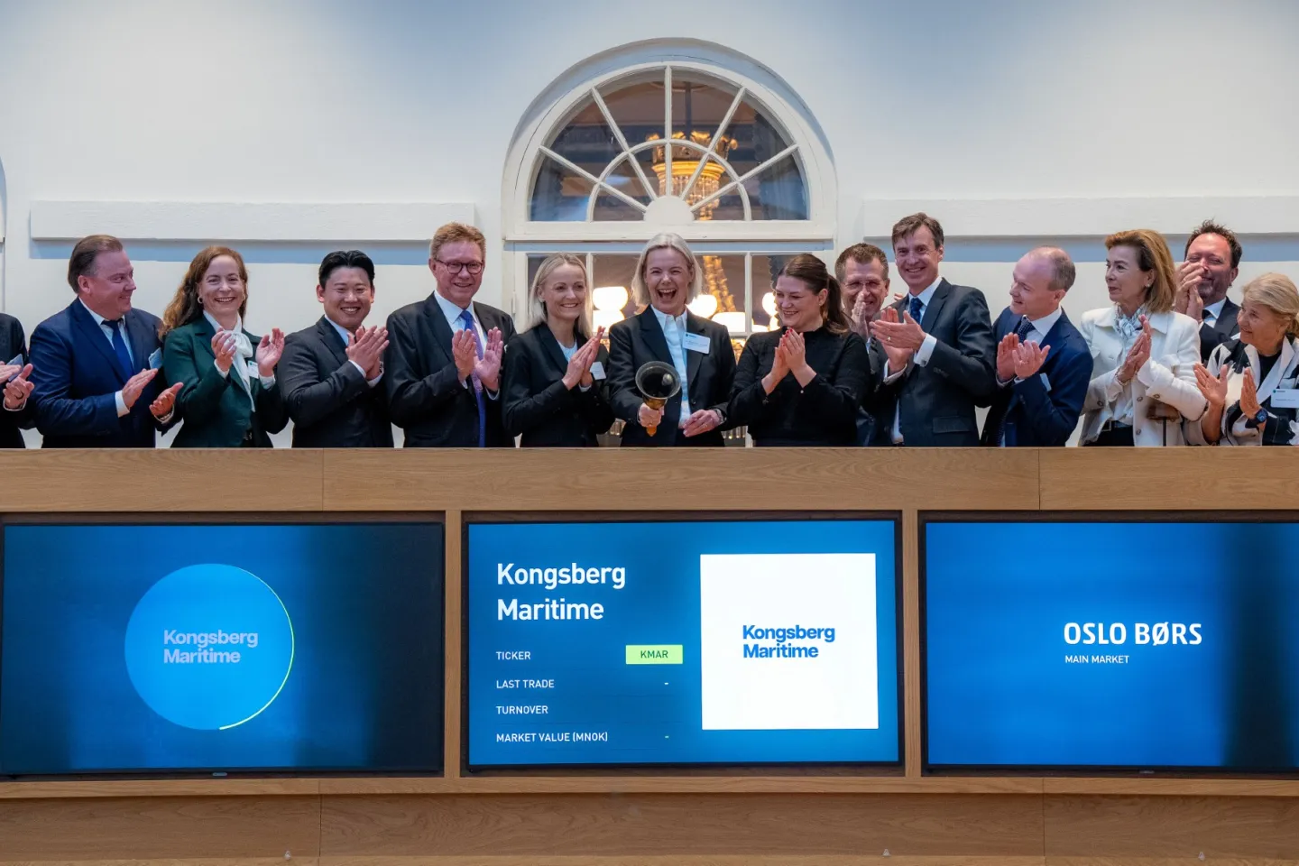 Lisa Edvardsen Haugan, CEO of Kongsberg Maritime rang the bell this morning together with colleagues and Minister of Trade and Industry to celebrate the listing of the company on Euronext Oslo Børs. Kongsberg Maritime was welcomed by Øivind Amundsen, CEO of Euronext Oslo Børs. (Photo: Thomas Brun | NTB)