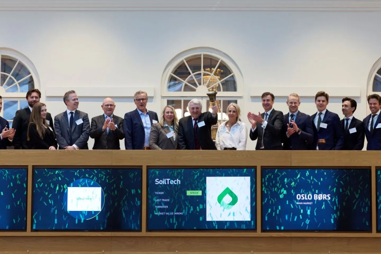 Dag Scherven, Chair of the Board of Soiltech, rang the bell this morning with colleagues to celebrate the uplisting of the company to Euronext Oslo Børs. The company was welcomed by Øivind Amundsen, CEO of Euronext Oslo Børs. (Photo: Fredrik Mørk Granlund | NTB)