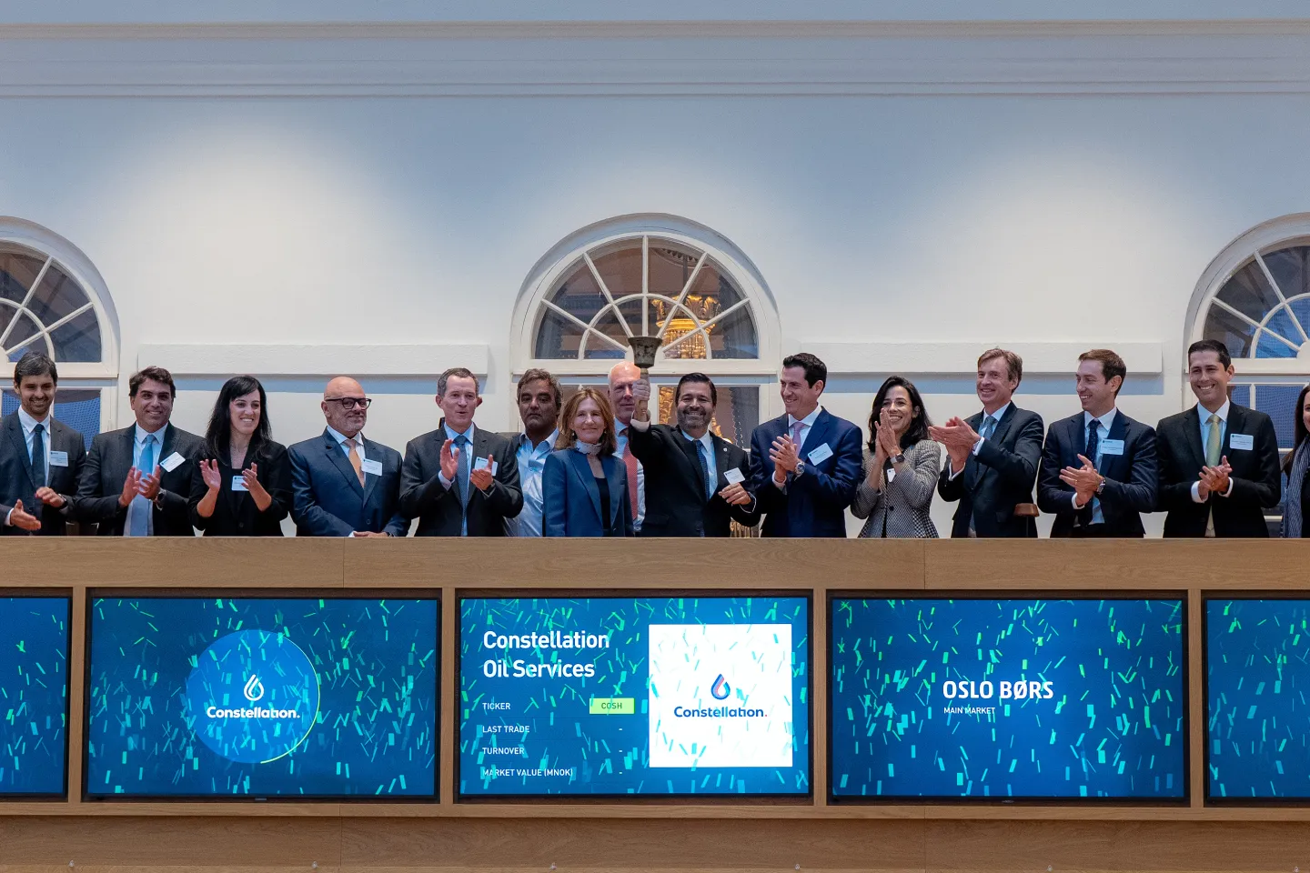 Rodrigo Ribeir, CEO of Constellation Oil Services, rang the bell this morning with colleagues to celebrate the uplisting of the company to Euronext Oslo Børs. The company was welcomed by Øivind Amundsen, CEO of Euronext Oslo Børs. (Photo: Thomas Brun | NTB)