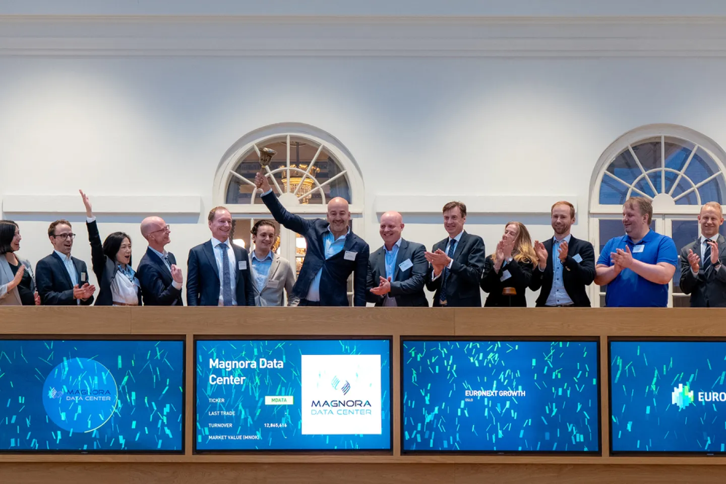 Erik Sneve, Executive Chairman of Magnora Data Center ASA, rang the bell this morning together with colleagues to celebrate the listing of the company on Euronext Growth Oslo. The company was welcomed by Øivind Amundsen, CEO of Euronext Oslo Børs. (Photo: Thomas Brun | NTB) 