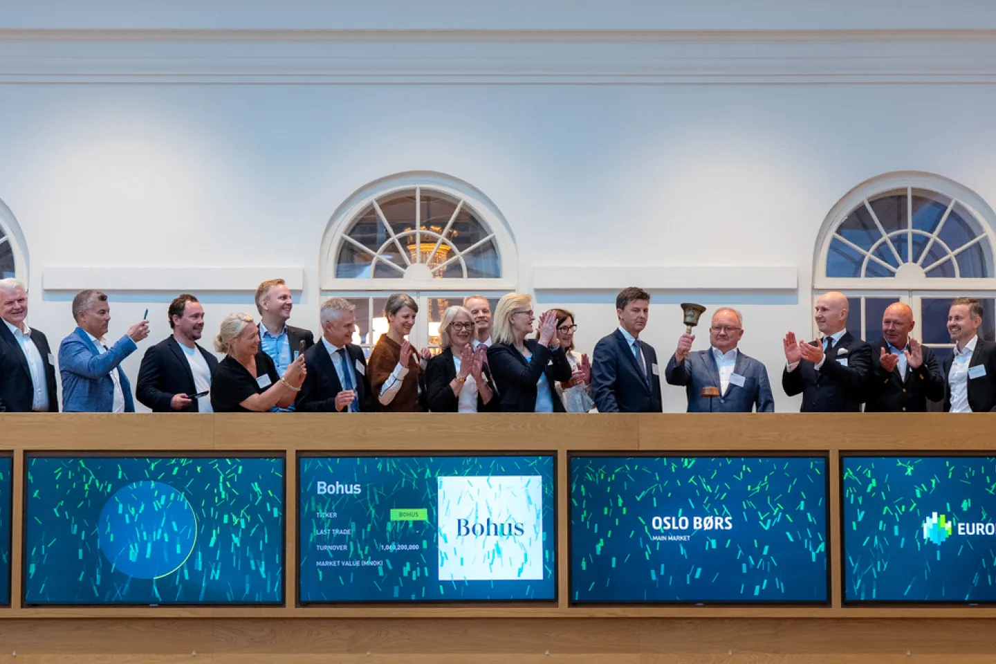 John Thomasgaard, CEO of Bohus rang the bell this morning together with colleagues to celebrate the listing of the company on Euronext Oslo Børs. Bohus was welcomed by Lars Petter Olsen, Head of Risk, Compliance and Market Surveillance at Euronext Oslo Børs. (Photo: Thomas Brun | NTB)