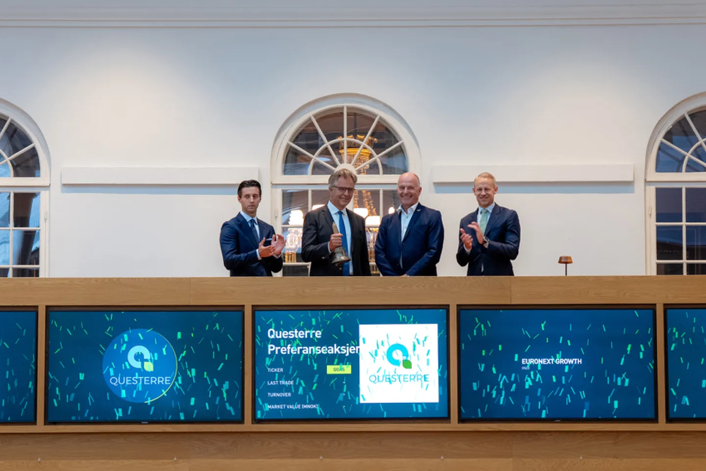 Hans Jacob Holden, Preferred Director of Questerre, rang the bell this morning together with colleague and chair Bjørn Inge Tønnessen to celebrate the listing of the preferred shares on Euronext Growth Oslo. The company was welcomed by Eirik Høiby Ausland, Head of Listing Nordics of Euronext Oslo Børs, and Mathias Borge Bye, Listing Director. (Photo: Thomas Brun | NTB) 