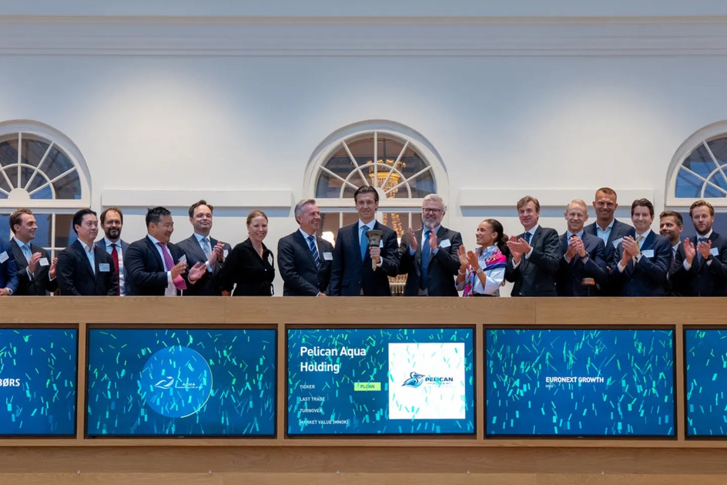 Gunnar W. Eliassen, Chairman and Interim CEO of Pelican Aqua Holding, rang the bell this morning together with colleagues to celebrate the listing of the company on Euronext Growth Oslo. The company was welcomed by Øivind Amundsen, CEO of Euronext Oslo Børs. (Photo: Thomas Brun | NTB Kommunikasjon) 