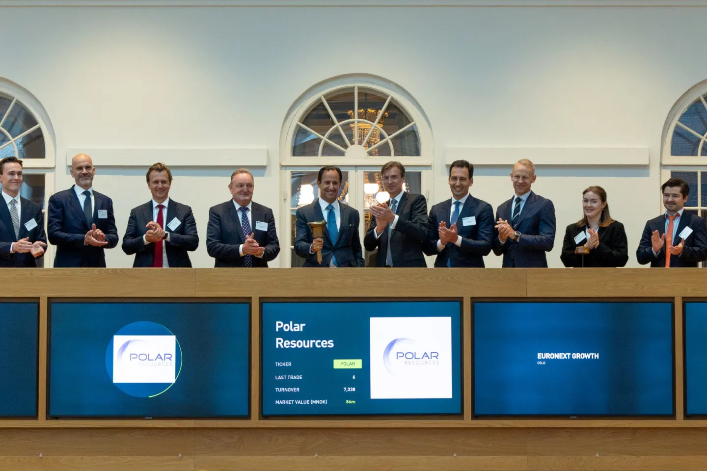 Julien Balkany, Chairman of Polar Resources, rang the bell this morning together with colleagues to celebrate the listing of the company on Euronext Growth Oslo. The company was welcomed by Øivind Amundsen, CEO of Euronext Oslo Børs. (Photo: Ludvik Baksaas | NTB Kommunikasjon) 