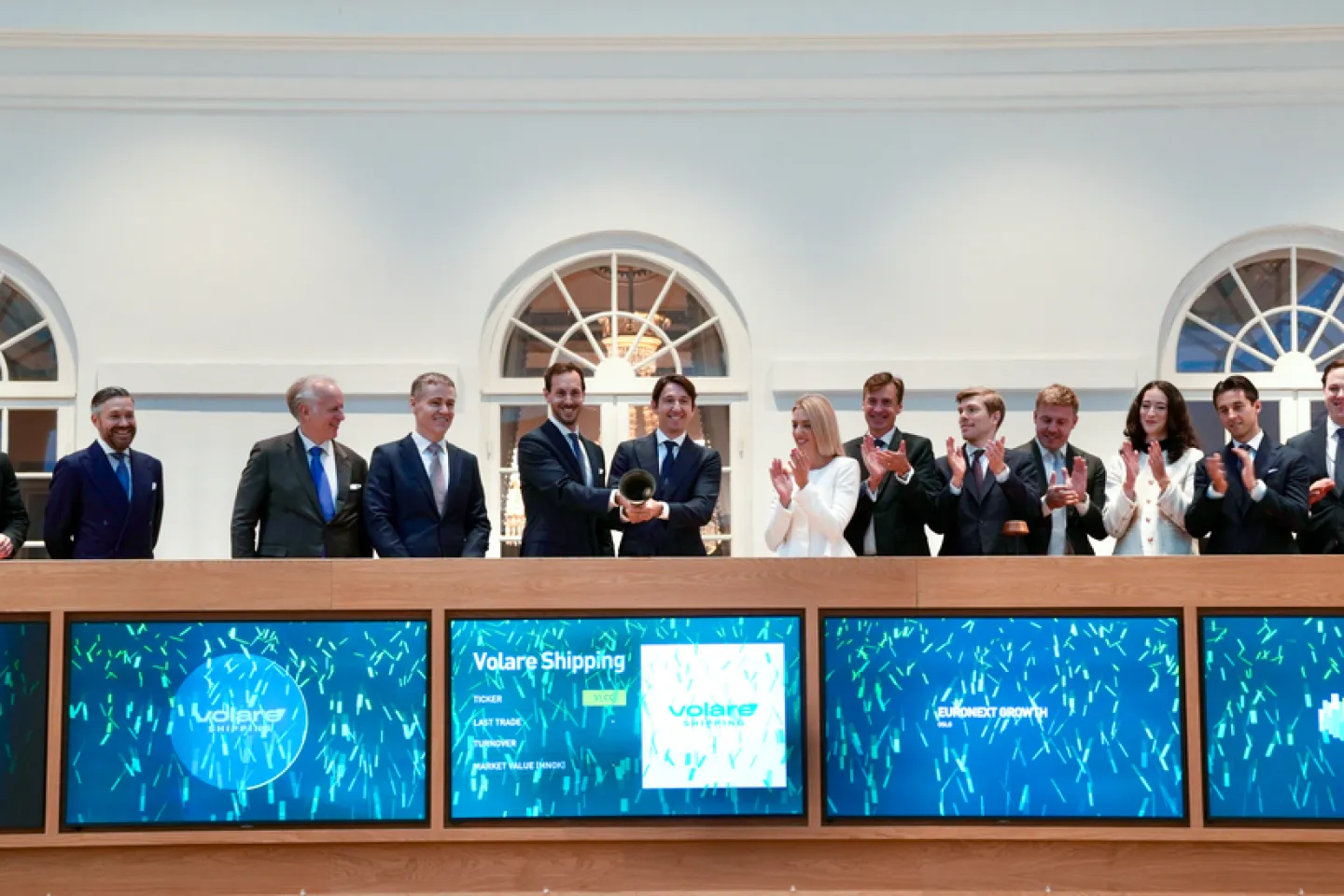 Alexandre Duff, CEO, and Andrea Olivi, Chairman of the Board of Volare Shipping, rang the bell this morning together with colleagues to celebrate the listing of the company on Euronext Growth Oslo. The company was welcomed by Øivind Amundsen, CEO of Euronext Oslo Børs (Photo: Ketil Blom | NTB Kommunikasjon)  