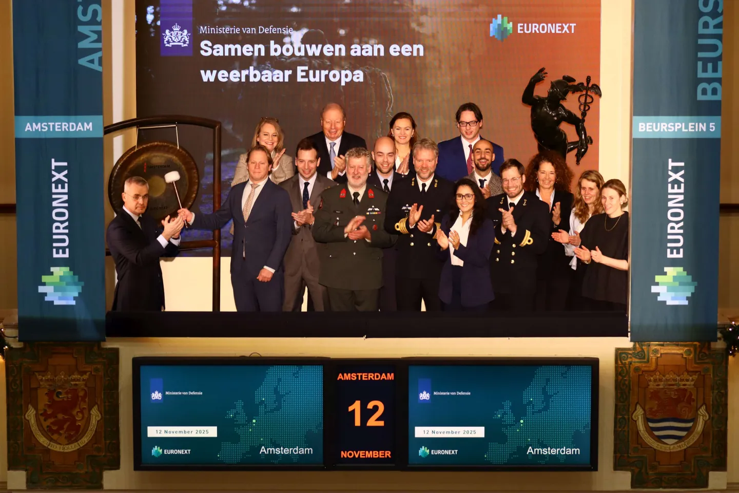 Euronext Amsterdam and Defence celebrate the signing of a convenant for national resilience with a gong ceremony
