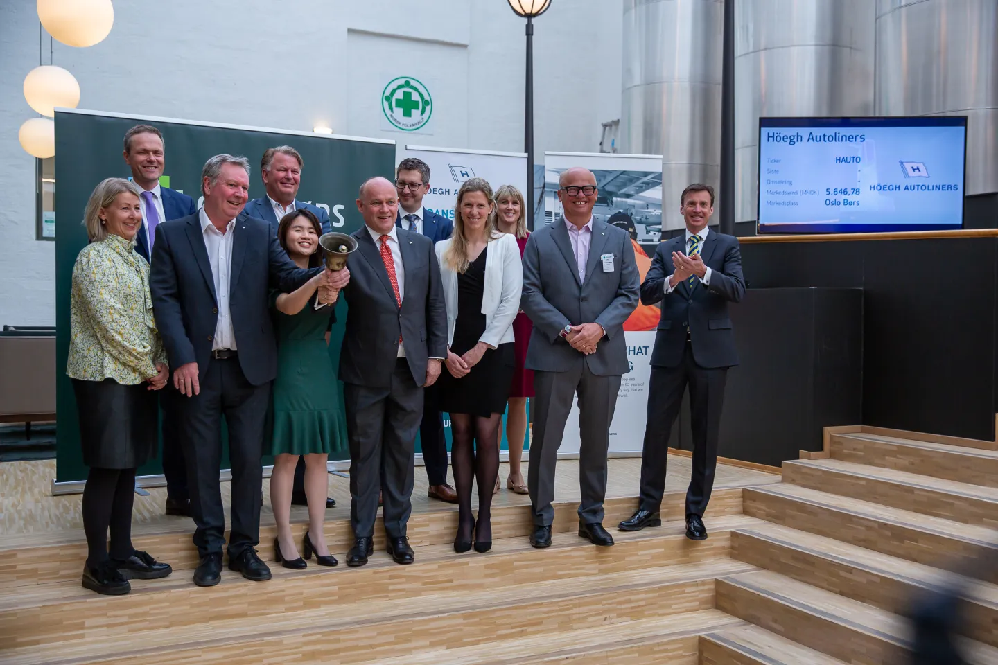 Andreas Enger, CEO of Höegh Autoliners together with the team, rang the bell this morning to celebrate the transfer of the company to Oslo Børs main market. They were welcomed by Øivind Amundsen, CEO Oslo Børs. (Photo: Christopher Fey/NTB)