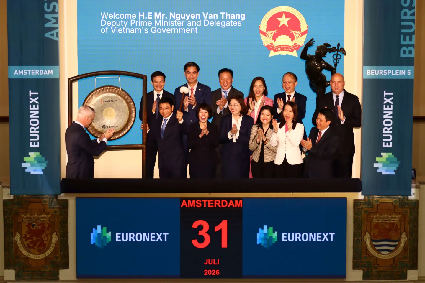 Vietnamese Deputy Prime Minister sounds the gong