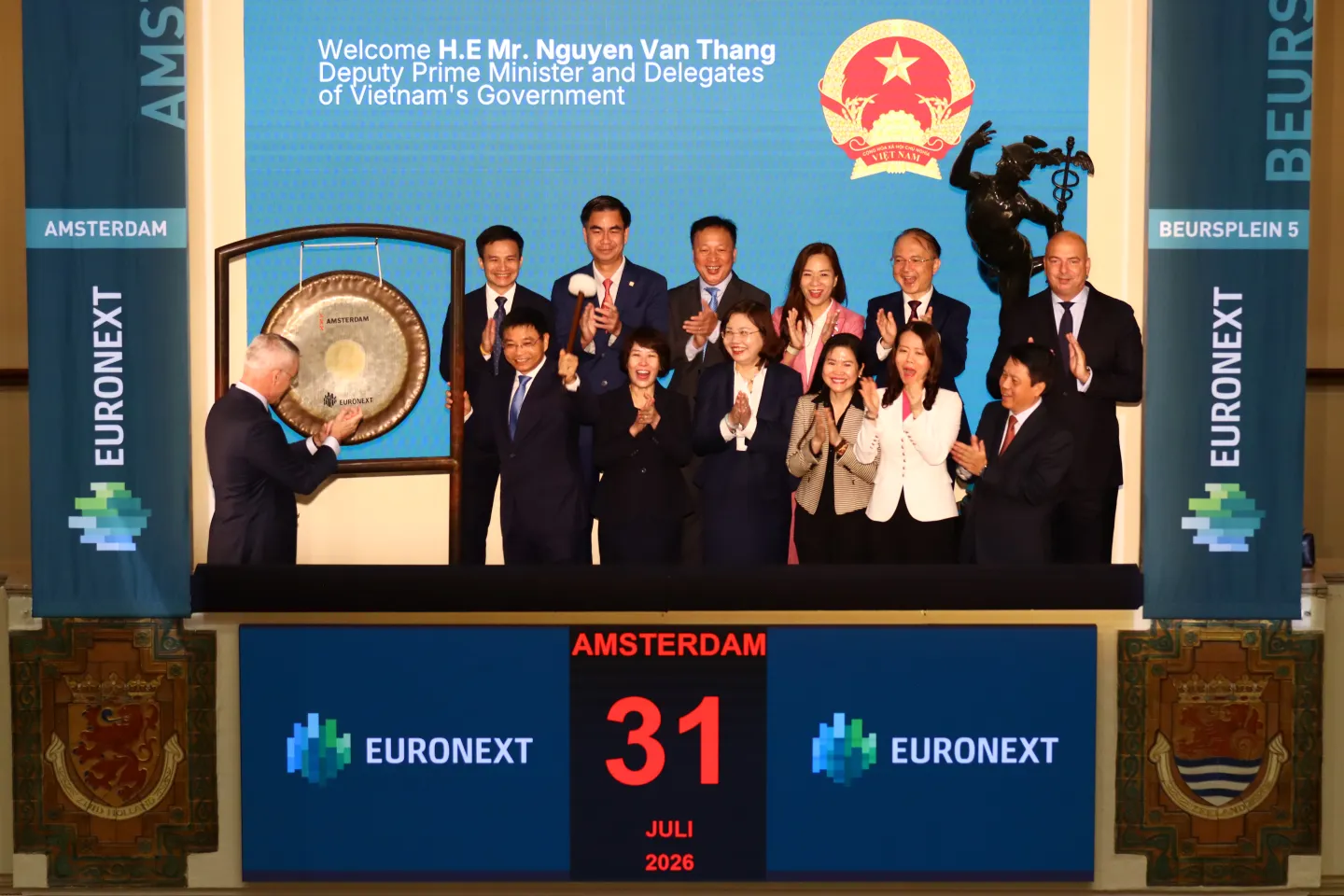 Vietnamese Deputy Prime Minister sounds the gong