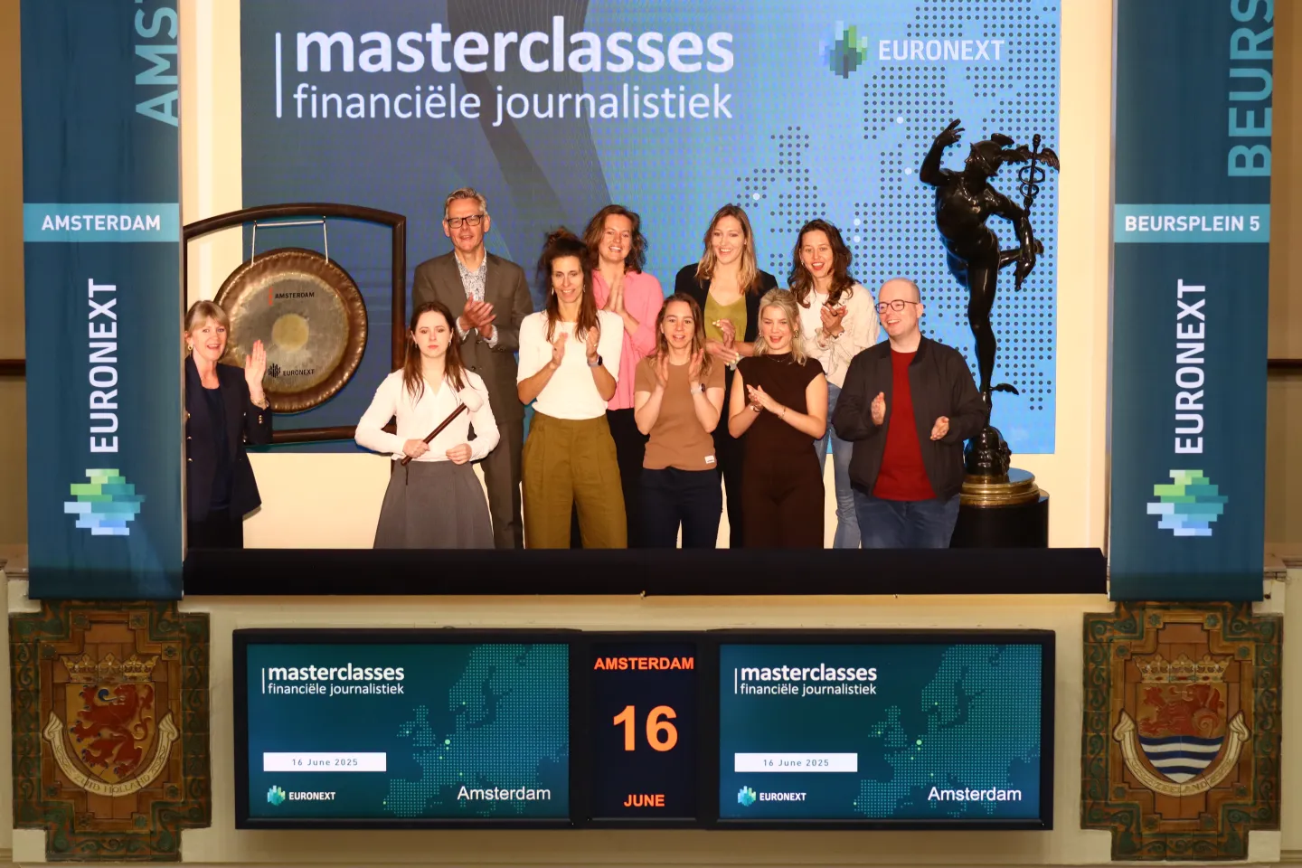 Participants Masterclass Financial Journalism sound gong at Euronext Amsterdam