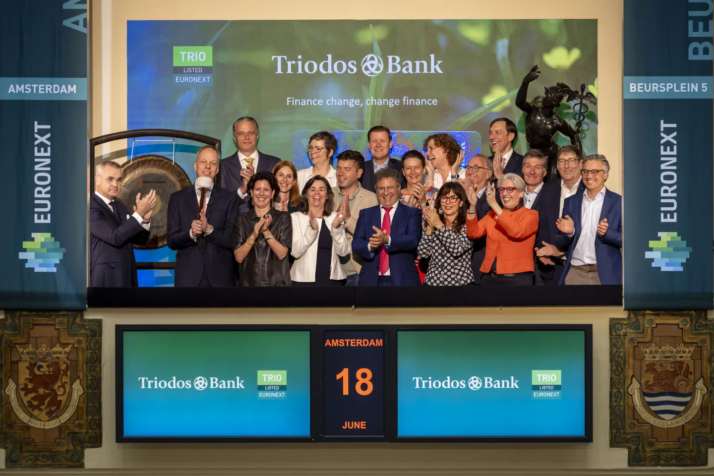 Marcel Zuidam, CEO of Triodos Bank, sounds the gong to celebrate the listing of Triodos Bank