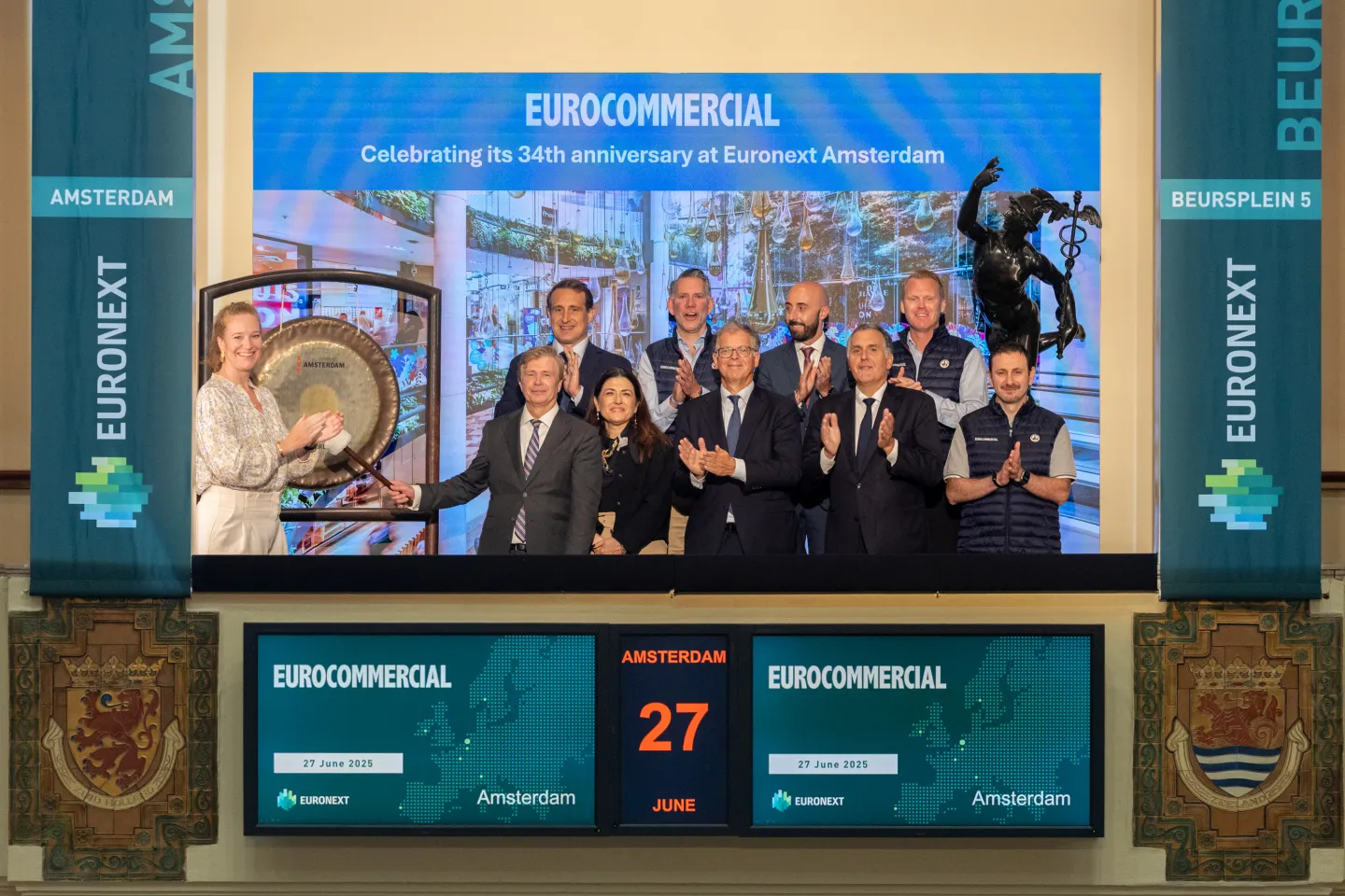 Evert Jan van Garderen, CEO of Eurocommercial Properties, sounds the gong at Euronext Amsterdam