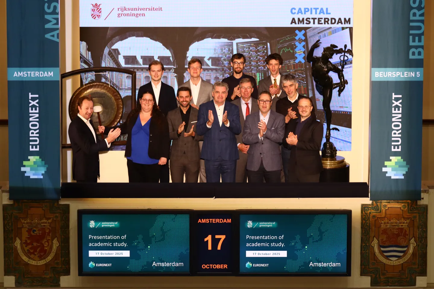 Stichting Capital Amsterdam sounded the gong to present a unique scientific database on the Amsterdam stock exchange