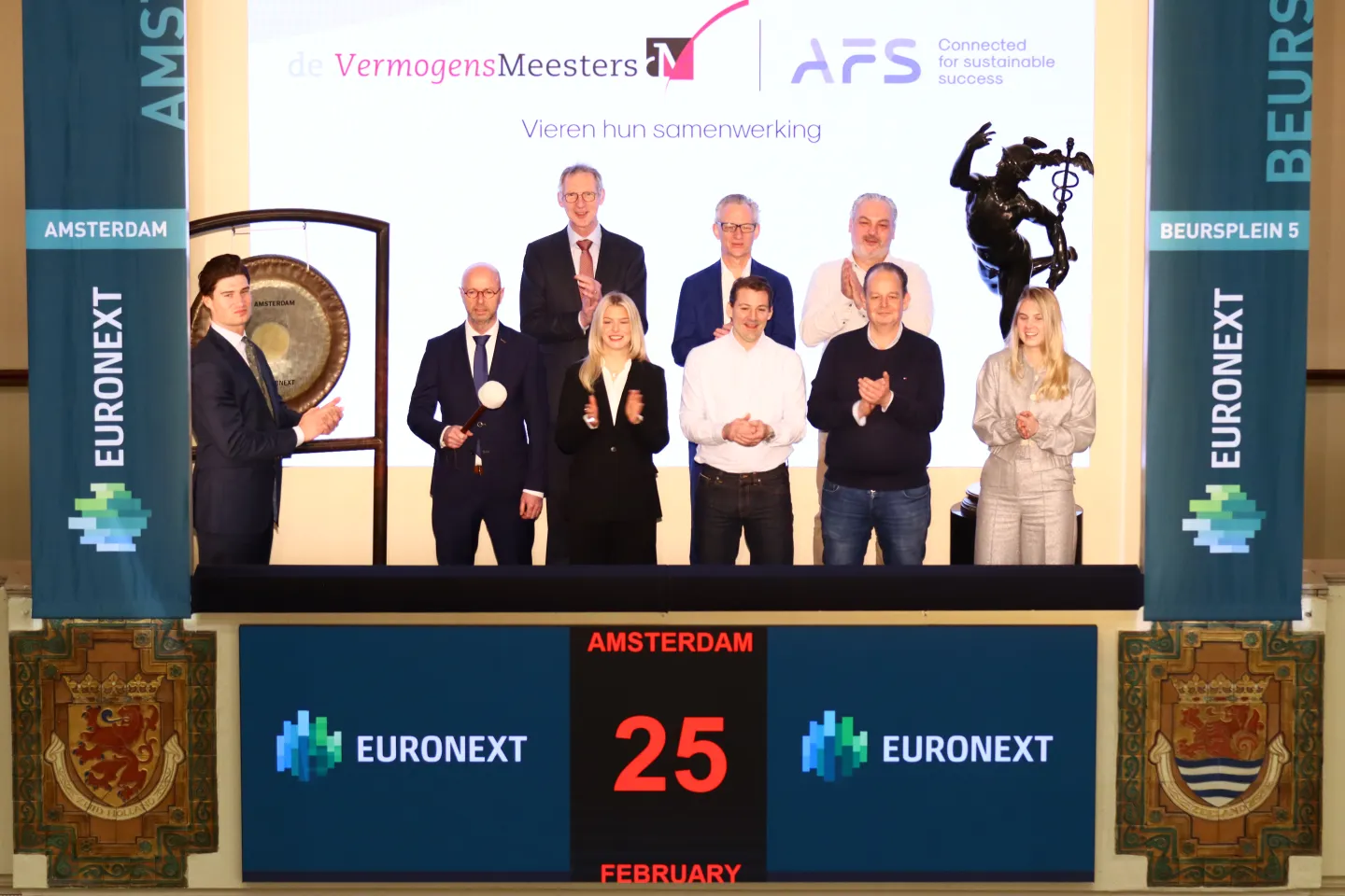 AFS and De Vermogensmeesters team members ring the gong together at Euronext Amsterdam to celebrate the launch of their strategic partnership, with guests and Euronext representatives present.
