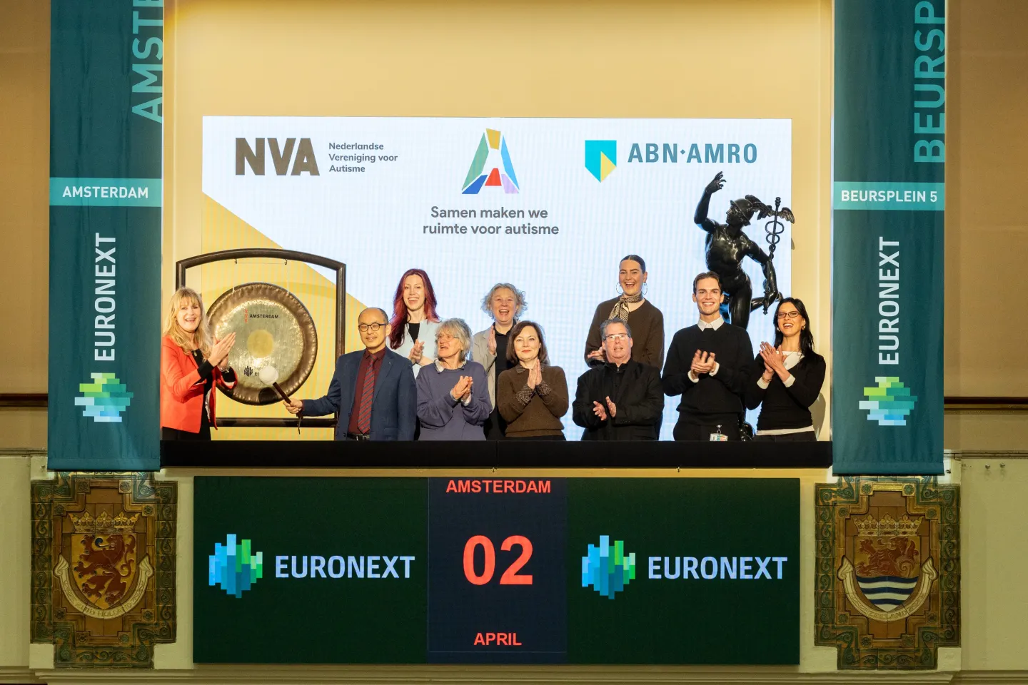 Cor Jongejeugd of ABN AMRO sounds the gong at Euronext Amsterdam, joined by the Dutch Association for Autism (NVA), to mark World Autism Day.