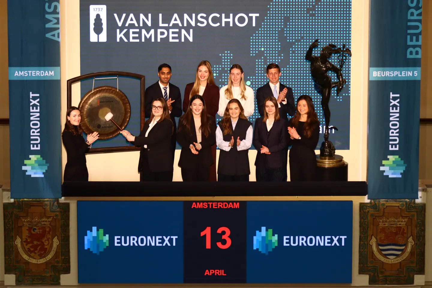 The Van Lanschot Kempen Life Sciences team stands together as Romy O'Connor rings the ceremonial gong, marking the opening of the stock market for the Life Sciences Conference in Amsterdam.