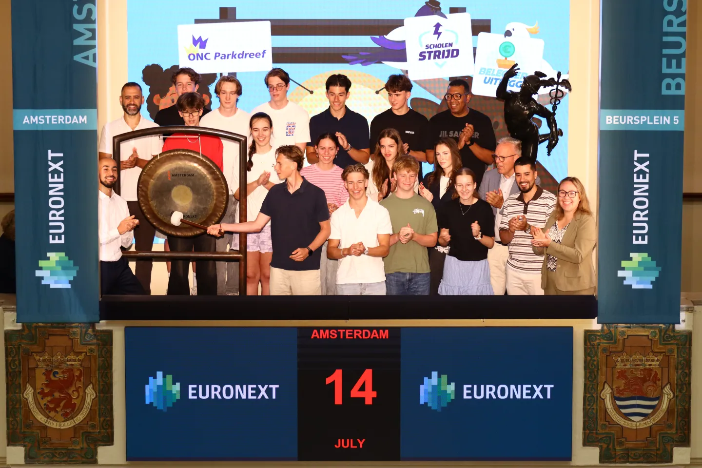ScholenStrijd winner sounds the Gong