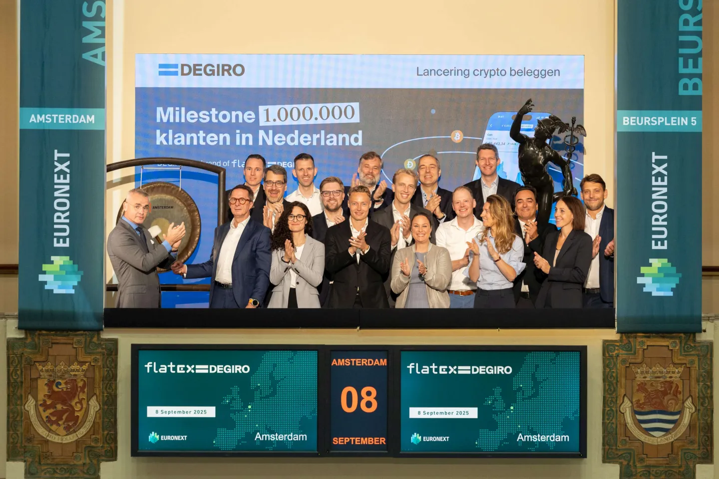 DEGIRO reaches milestone of one million customers in the Netherlands gong ceremony