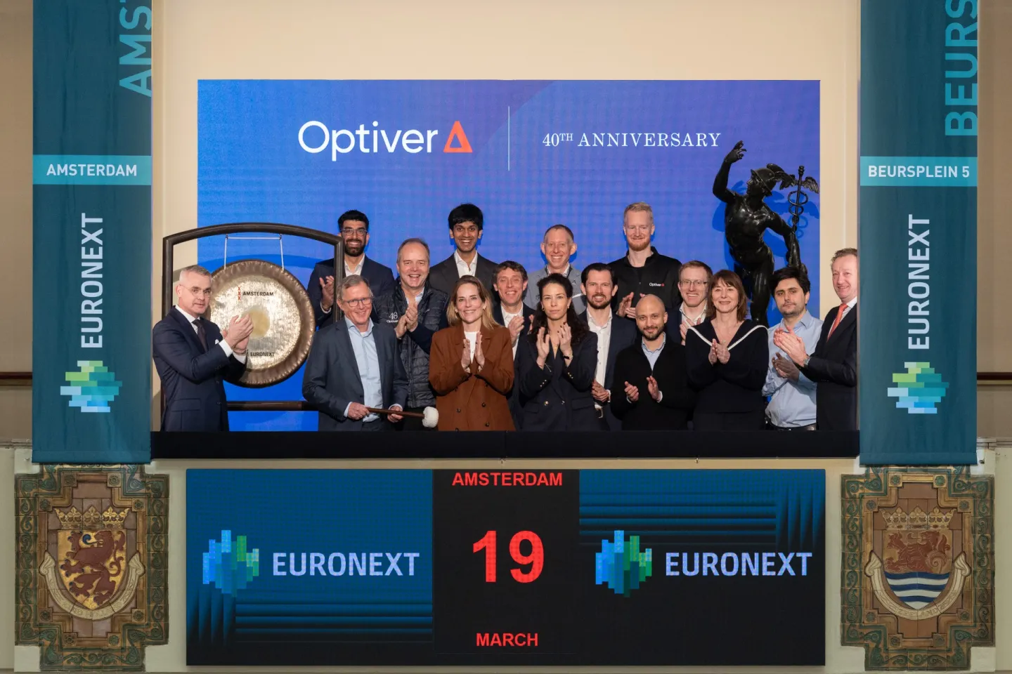 Optiver representatives ring the gong at Euronext Amsterdam to celebrate the company’s 40th anniversary, joined by René van Vlerken, CEO of Euronext Amsterdam, at Beursplein 5.