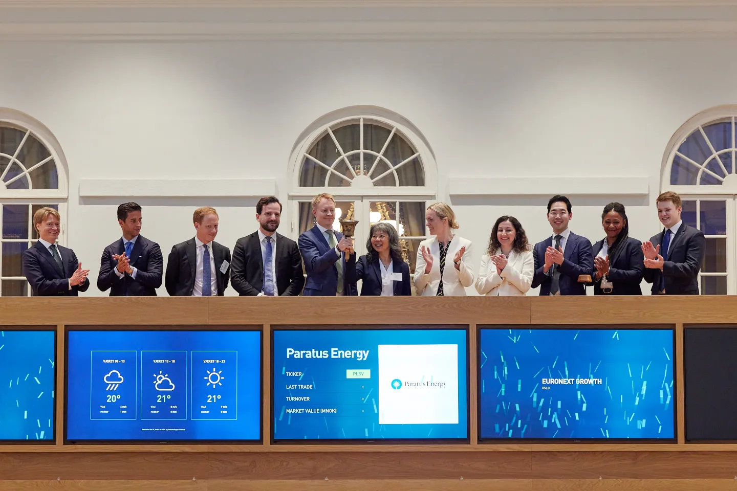 Robert Jensen, CEO of Paratus Energy Services, and Mei Mei Chow, Chair of the Board, rang the bell together this morning to celebrate the listing and the first day of trading on Euronext Growth Oslo. The company was welcomed by Cathrine Lorvik Segerlund, Communications Manager, and Mathias Borge Bye, Listing Account Manager at Euronext Oslo Børs. (Photo: Guro Sommer | NTB)