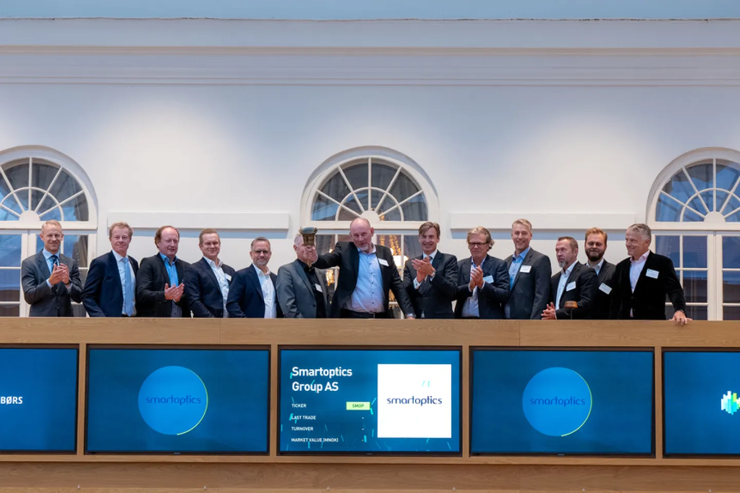 Magnus Grenfeldt, CEO of Smartoptics Group rang the bell this morning to celebrate the uplisting of Smartoptics to Euronext Oslo Børs. The company was welcomed by Øivind Amundsen, CEO of Euronext Oslo Børs.  (Photo: Thomas Brun | NTB).