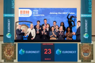SBM Offshore is recognised at Euronext Amsterdam for joining the AEX index, marking its inclusion among the leading Dutch listed companies. The ceremony was attended by René van Vlerken, CEO of Euronext Amsterdam and Tom van Burg, listing sales analyst.