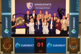 Singelstaete Vermogensbeheer, an independent asset manager with offices in Breda and Middelburg, is celebrating its tenth anniversary this year. To mark this milestone, director Yvette Elst-Buitendijk sounded the Gong to signal the start of the trading day. Guests were welcomed by Han Zwakenberg, Post Trade Surveillance Officer at Euronext Amsterdam. The anniversary highlights ten years of growth, trust, and engagement within the Dutch financial sector.