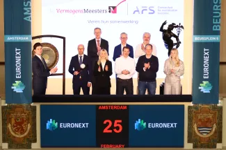 AFS and De Vermogensmeesters team members ring the gong together at Euronext Amsterdam to celebrate the launch of their strategic partnership, with guests and Euronext representatives present.