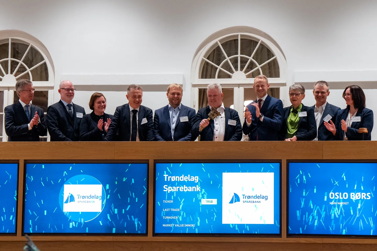 Tor Espnes, CEO of Trøndelag Sparebank, and his team rang the bell today to celebrate the company’s listing on Euronext Oslo Børs. The company was welcomed by Eirik Høiby Ausland, Head of Listings Nordic of Euronext. (Photo: Thomas Brun | NTB).