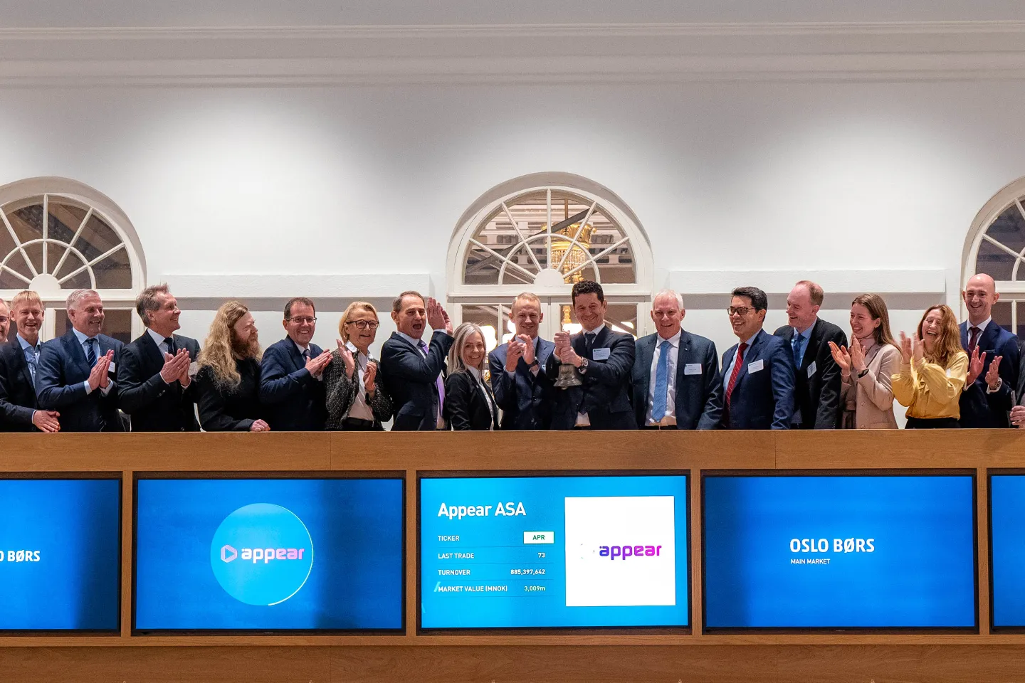 Thomas Bostrøm Jørgensen, CEO of Appear rang the bell this morning together with colleagues to celebrate the listing of the company on Euronext Oslo Børs. The company was welcomed by Eirik Høiby Ausland, Head of Listing Nordics in Euronext. (Photo: Thomas Brun | NTB)