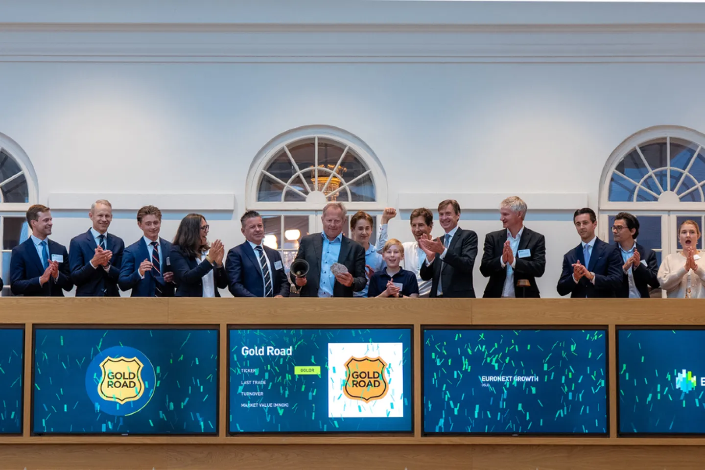 Svein Harald Øygard, Chair of the Board of Gold Road International, rang the bell this morning together with Nils P. Skaset, CEO, and colleagues to celebrate the listing of the company on Euronext Growth Oslo. The company was welcomed by Øivind Amundsen, CEO of Euronext Oslo Børs. (Photo: Thomas Brun | NTB Kommunikasjon) 