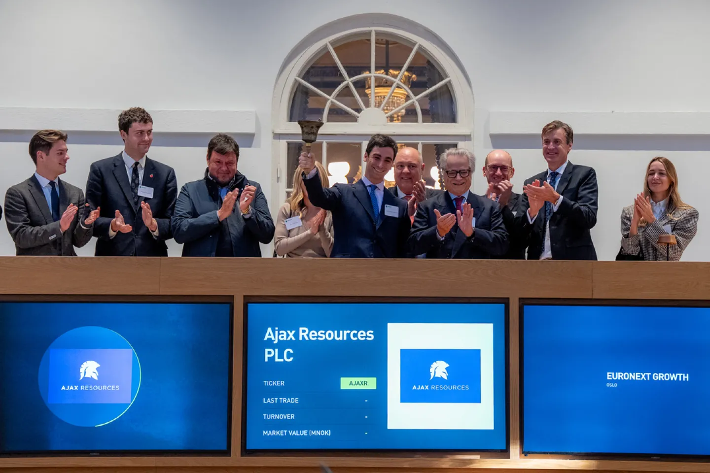 Ippolito Ingo Cattaneo, CEO of Ajax Resources, rang the bell this morning to celebrate the listing of the company on Euronext Growth Oslo. The company was welcomed by Øivind Amundsen, CEO of Euronext Oslo Børs (Photo: Thomas Brun | NTB Studio)  